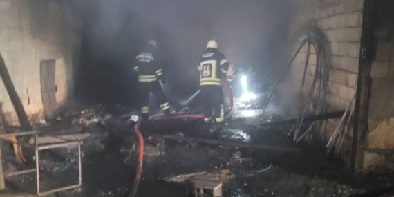 Kopan Elektrik Kablosu Depoyu Alevlere Gark Etti Kopan Elektrik Kablosu Depoyu Alevlere Gark Etti