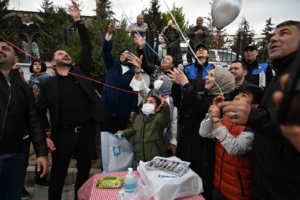 losemi-mucadelesini-basariyla-geciren-talha-siracin-polis-agabeyleriyle-balon-ucurma-aktiviteleri-hCgwpLLQ.jpg