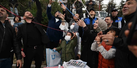 Lösemi Mücadelesini Başarıyla Geçiren Talha Sıraç'ın Polis Ağabeyleriyle Balon Uçurma Aktiviteleri Lösemi Mücadelesini Başarıyla Geçiren Talha Sıraç’ın Polis Ağabeyleriyle Balon Uçurma Aktiviteleri