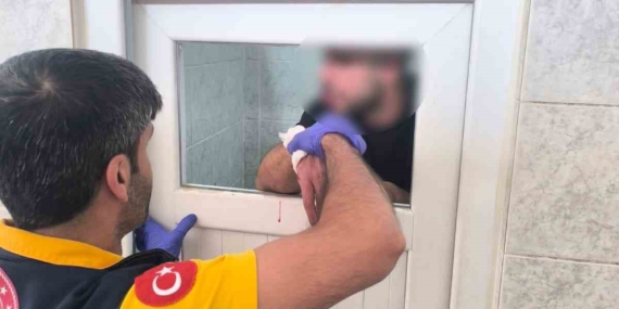 Madde Krizi Nedeniyle Cami Tuvalet Camlarını Parçalayan Kişi Madde Krizi Nedeniyle Cami Tuvalet Camlarını Parçalayan Kişi