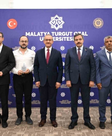 malatya-turgut-ozal-universitesinde-basarilariyla-dikkat-ceken-akademisyenler-odullendirildi-E6SCDkAs.jpg