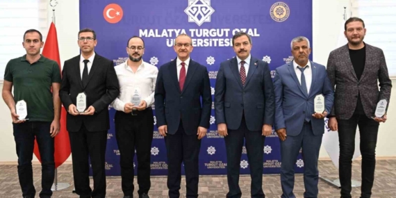 Malatya Turgut Özal Üniversitesi'nde Başarılarıyla Dikkat Çeken Akademisyenler Ödüllendirildi Malatya Turgut Özal Üniversitesi’nde Başarılarıyla Dikkat Çeken Akademisyenler Ödüllendirildi