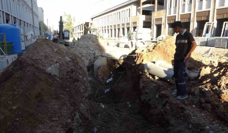malatyada-carsi-insaatinda-gocuk-altinda-kalan-iscinin-traji-komik-hikayesi-Rrw2l1wy.jpg