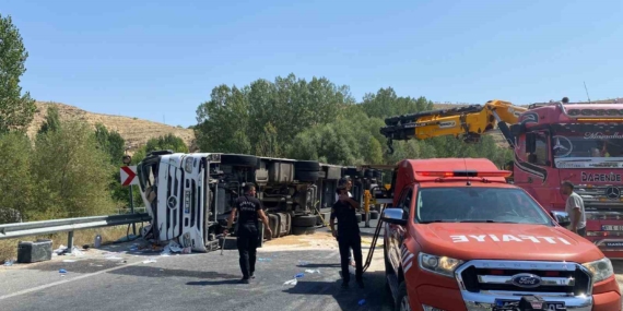 Malatya'da Kontrolden Çıkan Tır Devrildi: 1 Kişi Ağır Yaralı Malatya’da Kontrolden Çıkan Tır Devrildi: 1 Kişi Ağır Yaralı