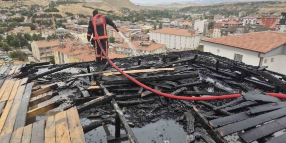 Malatya'da Korkutan Çatı Yangını: Alevler Kenti Sardı Malatya’da Korkutan Çatı Yangını: Alevler Kenti Sardı