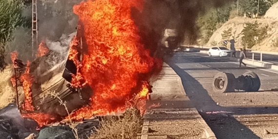 Malatya'da Otobüsle Çarpışan Tır Alev Alev Yandı: Tek Yaralı Malatya’da Otobüsle Çarpışan Tır Alev Alev Yandı: Tek Yaralı