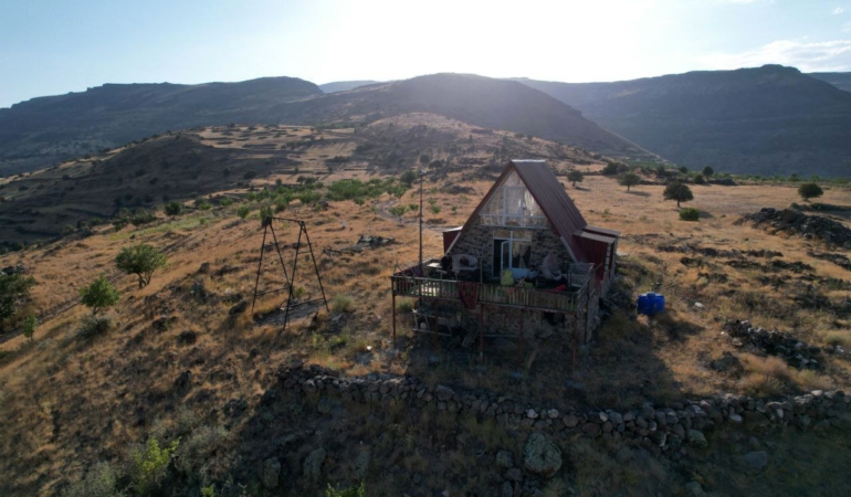 malatyadaki-1600-rakimli-bungalov-evi-gorenleri-kendine-hayran-birakiyor-qEfOpOIm.jpg