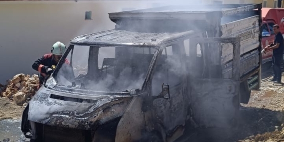 Malatya'daki Şantiyede Meydana Gelen Araç Yangını Malatya’daki Şantiyede Meydana Gelen Araç Yangını