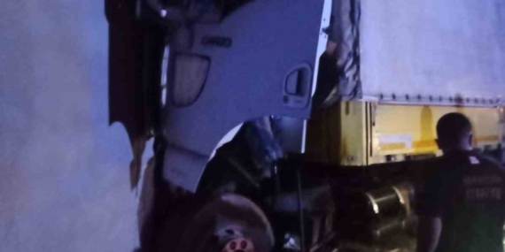 Mardin'de Kontrolden Çıkan TIR, Eve Dalınca 1 Kişi Ağır Yaralandı Mardin’de Kontrolden Çıkan TIR, Eve Dalınca 1 Kişi Ağır Yaralandı