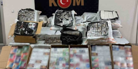 Mardin'de Tarihi Yakalama: 51 Bin Paket Kaçak Sigara ve 2 Bin Elektronik Nargile Tutuklandı Mardin’de Tarihi Yakalama: 51 Bin Paket Kaçak Sigara ve 2 Bin Elektronik Nargile Tutuklandı
