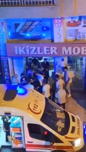 motosiklet-ile-mobilya-magazasina-giren-kaza-1-yarali-HZdpt5Hd.jpg