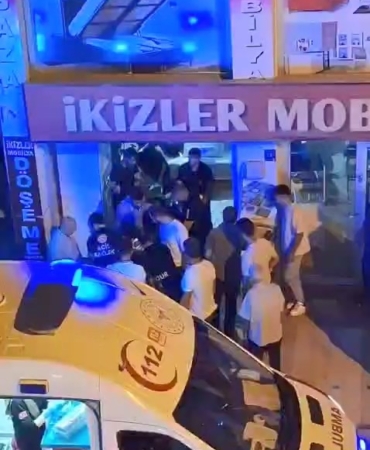 motosiklet-ile-mobilya-magazasina-giren-kaza-1-yarali-HZdpt5Hd.jpg