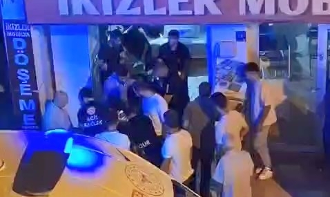 Motosiklet ile Mobilya Mağazasına Giren Kaza: 1 Yaralı Motosiklet ile Mobilya Mağazasına Giren Kaza: 1 Yaralı