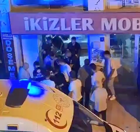 motosiklet-ile-mobilya-magazasina-giren-kaza-1-yarali-HZdpt5Hd.jpg