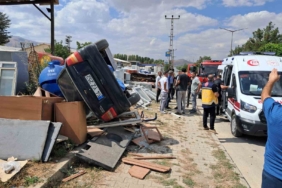 musta-kontrolden-cikan-otomobil-hurdaciya-girdi-2-yarali-durum-A37Oki1P.jpg