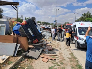 musta-kontrolden-cikan-otomobil-hurdaciya-girdi-2-yarali-durum-A37Oki1P.jpg