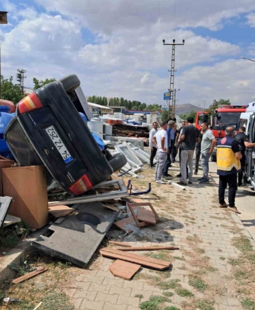 musta-kontrolden-cikan-otomobil-hurdaciya-girdi-2-yarali-durum-A37Oki1P.jpg