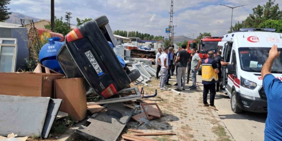Muş'ta Kontrolden Çıkan Otomobil Hurdacıya Girdi: 2 Yaralı Durum! Muş’ta Kontrolden Çıkan Otomobil Hurdacıya Girdi: 2 Yaralı Durum!
