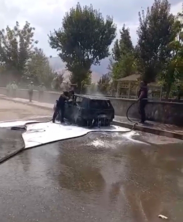 musta-oto-yangini-park-halindeki-arac-alev-alev-yandi-UNxkd7aJ.jpg