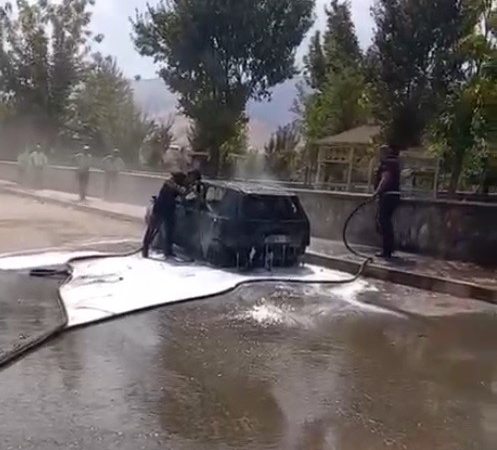musta-oto-yangini-park-halindeki-arac-alev-alev-yandi-UNxkd7aJ.jpg