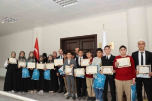 oltuda-hafiz-ve-hafizeler-unutulmaz-bir-belge-ile-onurlandirildi-5lTabcDn.jpg