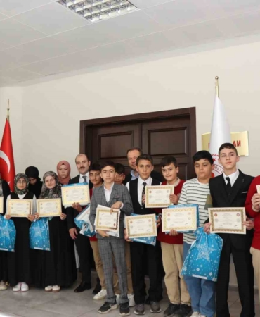 oltuda-hafiz-ve-hafizeler-unutulmaz-bir-belge-ile-onurlandirildi-5lTabcDn.jpg