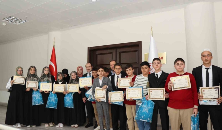 oltuda-hafiz-ve-hafizeler-unutulmaz-bir-belge-ile-onurlandirildi-5lTabcDn.jpg