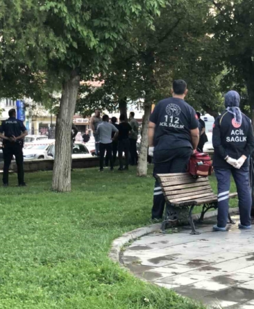 polislerin-ikna-ettikleri-bicakli-adam-parktaki-dram-TnR8q4FJ.jpg