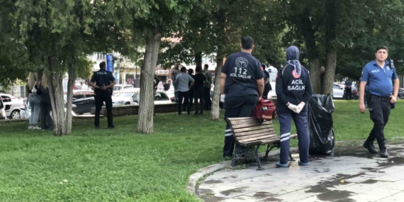 Polislerin İkna Ettikleri Bıçaklı Adam: Parktaki Dram Polislerin İkna Ettikleri Bıçaklı Adam: Parktaki Dram