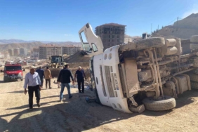 santiye-faciasi-kontrolden-cikan-hafriyat-kamyonu-devrildi-1-yarali-eHsZwz9G.jpg