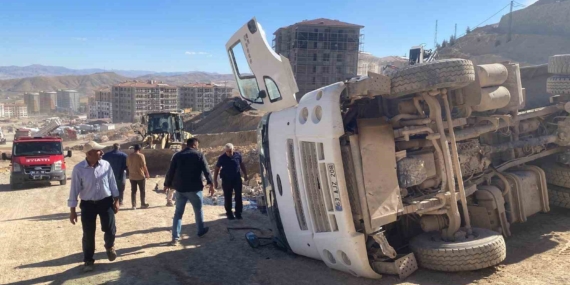 Şantiye Faciası: Kontrolden Çıkan Hafriyat Kamyonu Devrildi, 1 Yaralı Şantiye Faciası: Kontrolden Çıkan Hafriyat Kamyonu Devrildi, 1 Yaralı
