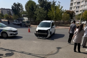 siirtte-hafif-ticari-arac-ve-motosiklet-carpisti-2-yarali-GFlYI8Av.jpg