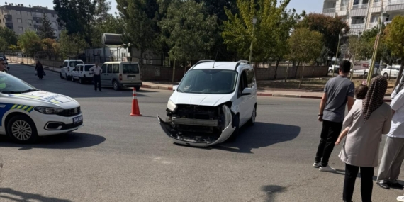 Siirt'te Hafif Ticari Araç ve Motosiklet Çarpıştı: 2 Yaralı! Siirt’te Hafif Ticari Araç ve Motosiklet Çarpıştı: 2 Yaralı!