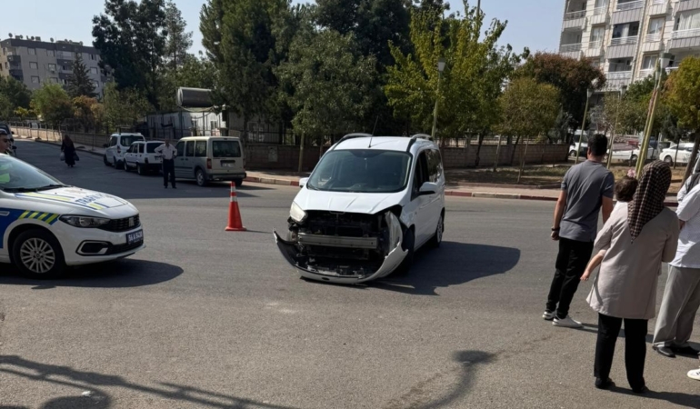 siirtte-hafif-ticari-arac-ve-motosiklet-carpisti-2-yarali-GFlYI8Av.jpg