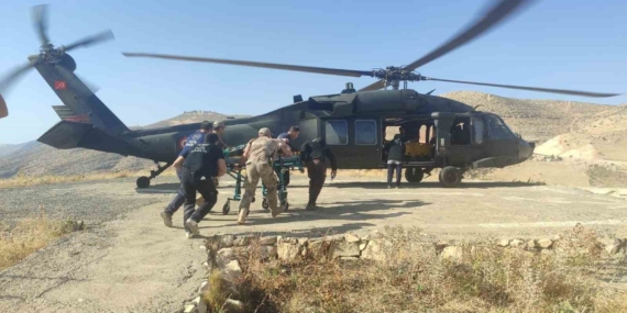 Siirt'te Jandarma Helikopteri İle Yaralı Vatandaş Hastaneye Ulaştırıldı Siirt’te Jandarma Helikopteri İle Yaralı Vatandaş Hastaneye Ulaştırıldı