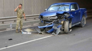 sivil-ekip-aracinin-askeri-aracla-carpismasi-trafik-felc-oldu-TMYaDyPB.jpg