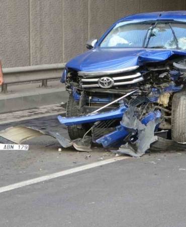 sivil-ekip-aracinin-askeri-aracla-carpismasi-trafik-felc-oldu-TMYaDyPB.jpg