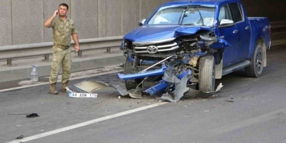 Sivil Ekip Aracının Askeri Araçla Çarpışması: Trafik Felç Oldu Sivil Ekip Aracının Askeri Araçla Çarpışması: Trafik Felç Oldu