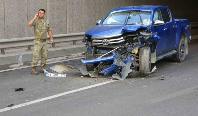 sivil-ekip-aracinin-askeri-aracla-carpismasi-trafik-felc-oldu-TMYaDyPB.jpg