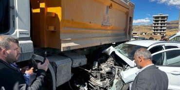 tatvanda-kamyon-ve-otomobilin-carpistigi-kazada-3-kisi-yaralandi-QZgM6s8D.jpg