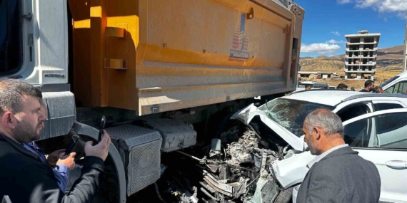 Tatvan'da Kamyon ve Otomobilin Çarpıştığı Kazada 3 Kişi Yaralandı Tatvan’da Kamyon ve Otomobilin Çarpıştığı Kazada 3 Kişi Yaralandı