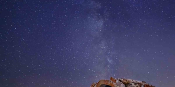 Tatvan’da Samanyolu’nun Büyüleyici Işıltısı ve Tarihin Buluşması Tatvan’da Samanyolu’nun Büyüleyici Işıltısı ve Tarihin Buluşması