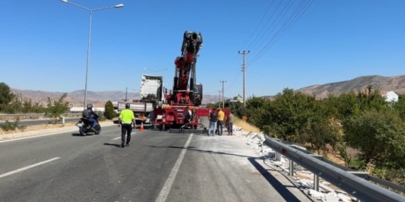 Tır Evin Bahçesine Uçarak Faciayı Önledi Tır Evin Bahçesine Uçarak Faciayı Önledi