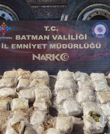 tirin-tekerinde-27-kilo-skunk-yakalandi-uyusturucu-operasyonu-mEu8vJwx.jpg