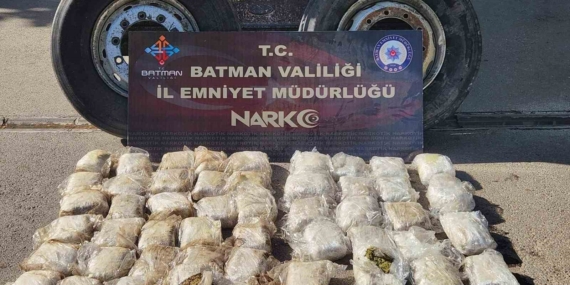 Tırın Tekerinde 27 Kilo Skunk Yakalandı: Uyuşturucu Operasyonu Tırın Tekerinde 27 Kilo Skunk Yakalandı: Uyuşturucu Operasyonu