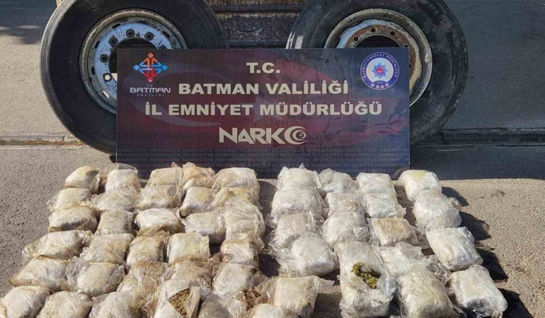 tirin-tekerinde-27-kilo-skunk-yakalandi-uyusturucu-operasyonu-mEu8vJwx.jpg