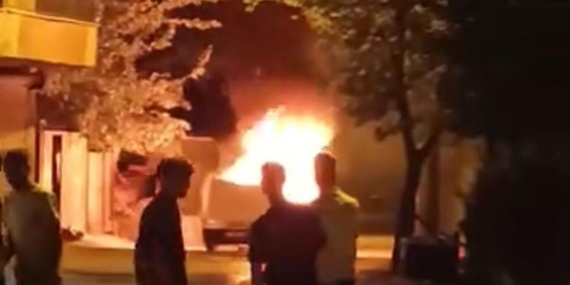 Tofaş Yangını: Vatandaşların İzlediği İnanılmaz Alev Gösterisi Tofaş Yangını: Vatandaşların İzlediği İnanılmaz Alev Gösterisi