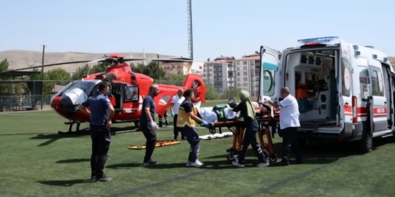 Traktörden Düşen Kişi, Ambulans Helikopterle Hastaneye Uğurlandı Traktörden Düşen Kişi, Ambulans Helikopterle Hastaneye Uğurlandı