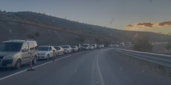 Tunceli'de Feribot Seferleri Durduruldu: 3 Kilometrelik Araç Kuyruğu Oluştu Tunceli’de Feribot Seferleri Durduruldu: 3 Kilometrelik Araç Kuyruğu Oluştu