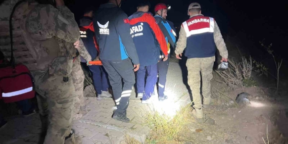 Tunceli'de Tehlikeli Kayalıklardan Düşen Kadın Dramı: Başarıyla Kurtarıldı Tunceli’de Tehlikeli Kayalıklardan Düşen Kadın Dramı: Başarıyla Kurtarıldı